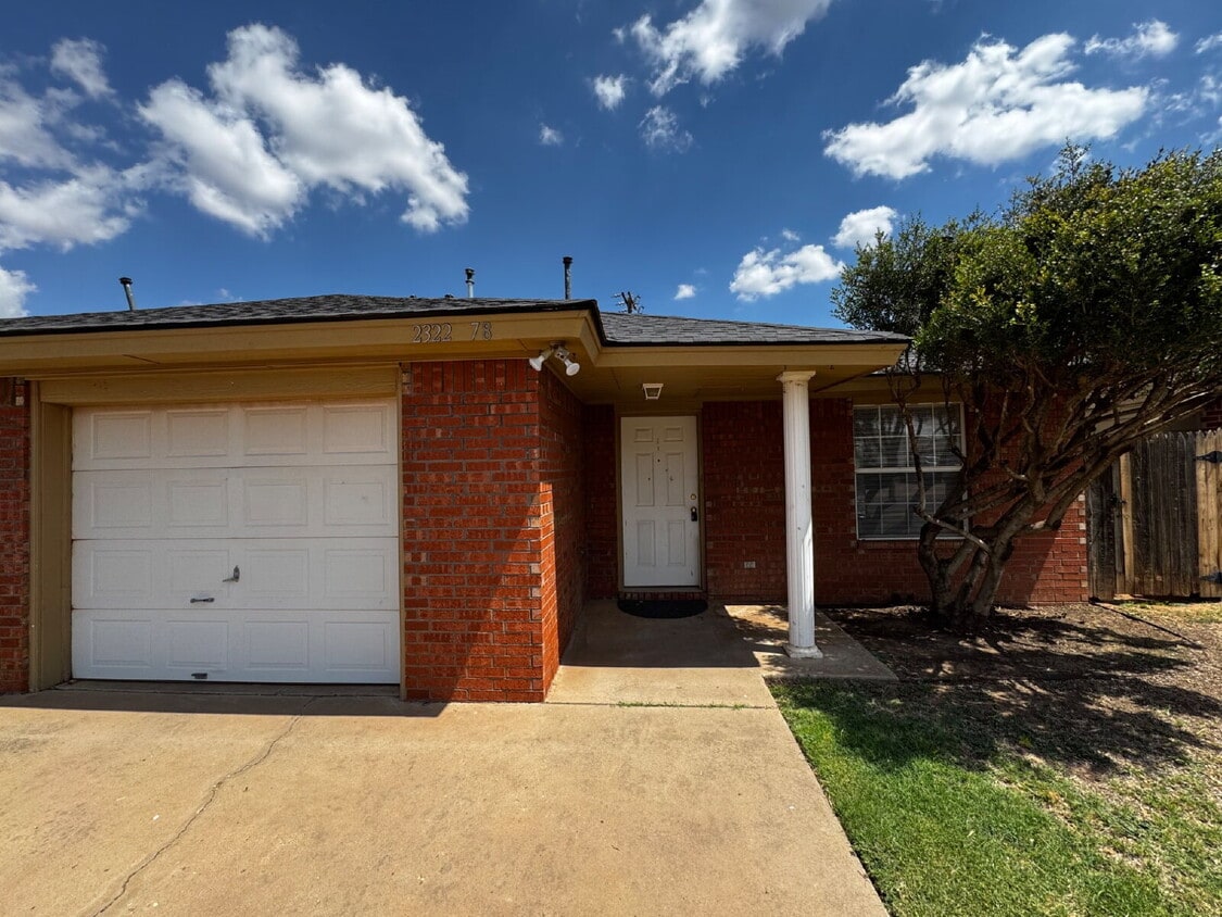 Primary Photo - Beautiful Unit on Cul-de-Sac Street Conven...