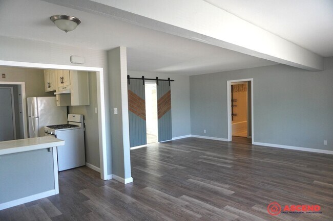 Foto del edificio - Newly Remodeled in Oildale Area