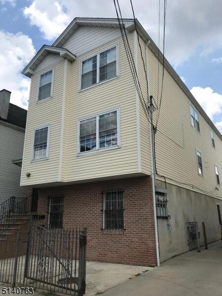 Primary Photo - 208 Bergen St