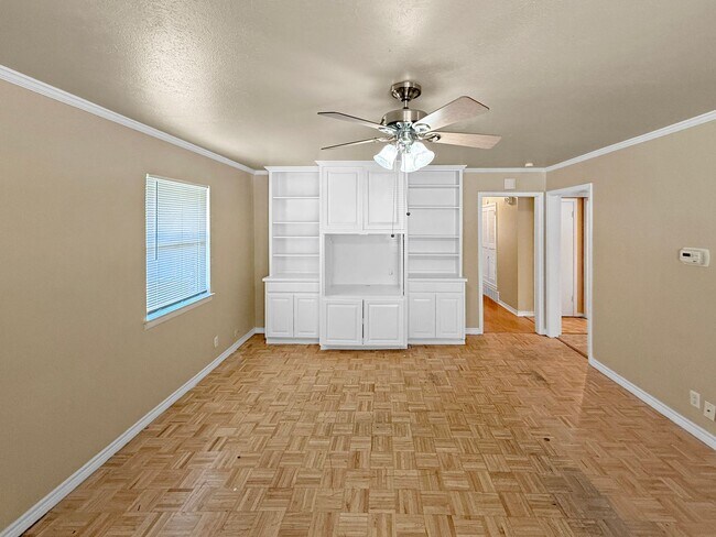 Foto del edificio - Charming 3-Bedroom Home with Bonus Room in...