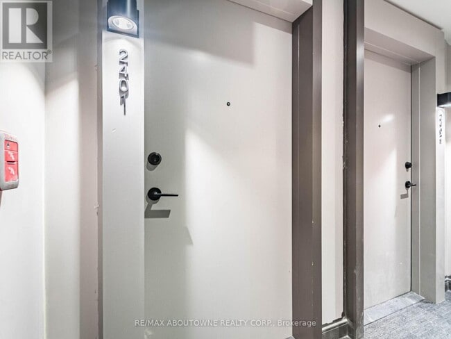 Photo du bâtiment - 8020 Derry Rd