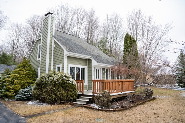 Building Photo - 2335 N Arbutus Lake Rd