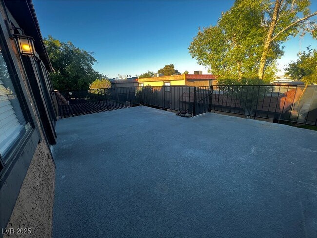 Foto del edificio - 301 Brookside Ln