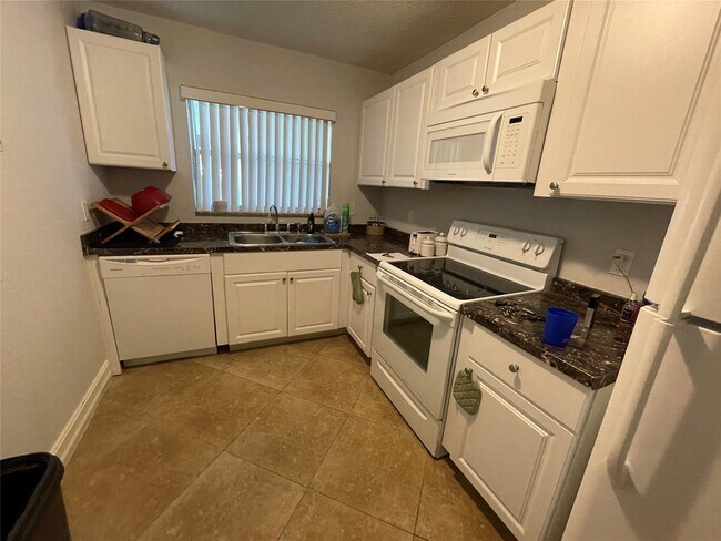 Foto del edificio - 6075 N Sabal Palm Blvd