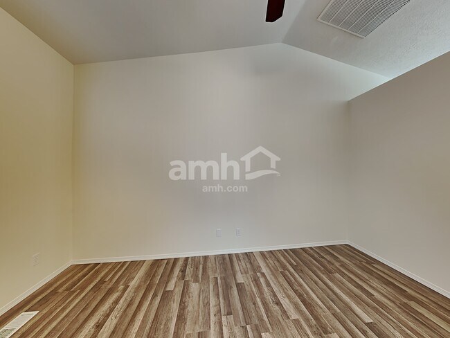 Foto del edificio - 16605 Sadie Ave