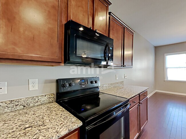 Building Photo - 702 White Oak Dr