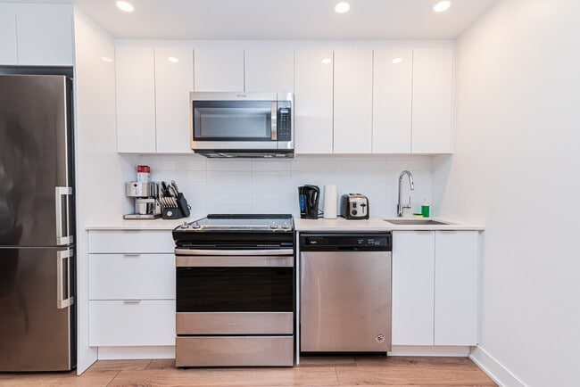 Building Photo - 885 Boul. de Maisonneuve E