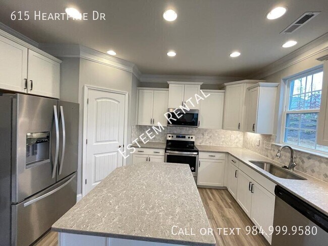 Foto del edificio - 615 Heartpine Dr