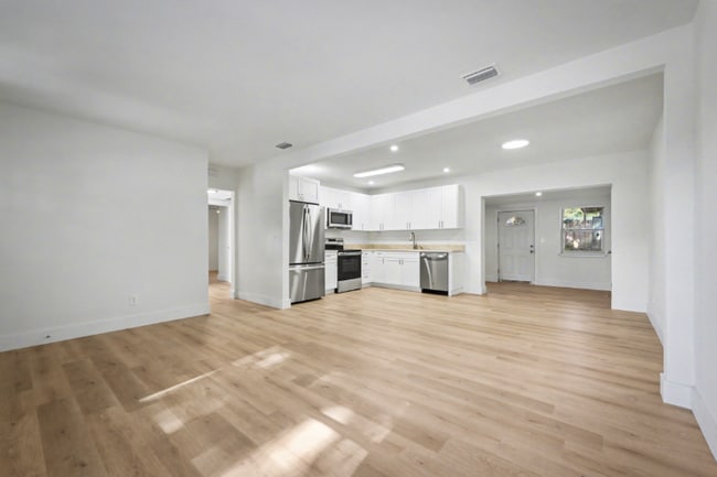 Building Photo - 5827 Ansley St