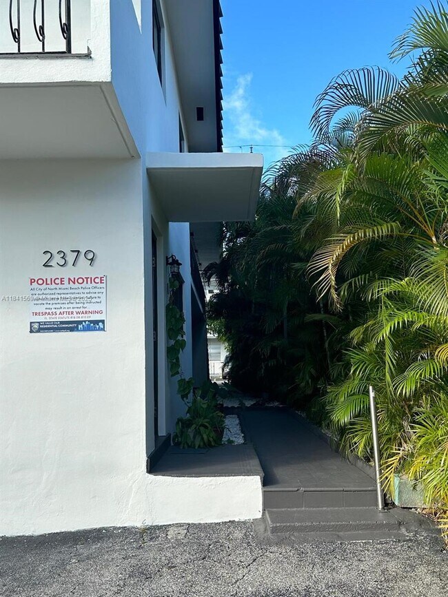 Foto del edificio - 2379 NE 172nd St