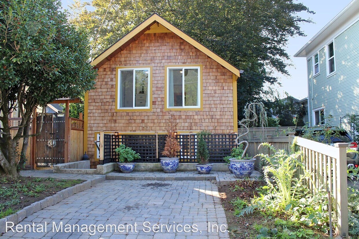 Primary Photo - 2 br, 1 bath House - 70 NE Skidmore St