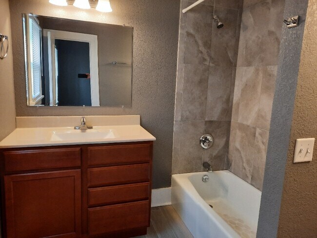 Foto del edificio - 244 N Dodge Ave