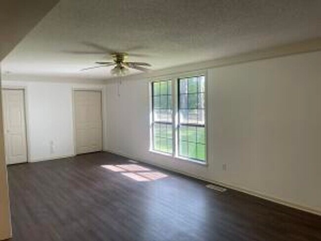 Foto del edificio - A Getaway Near the Lake- 3 Bedroom, 2 Bath...