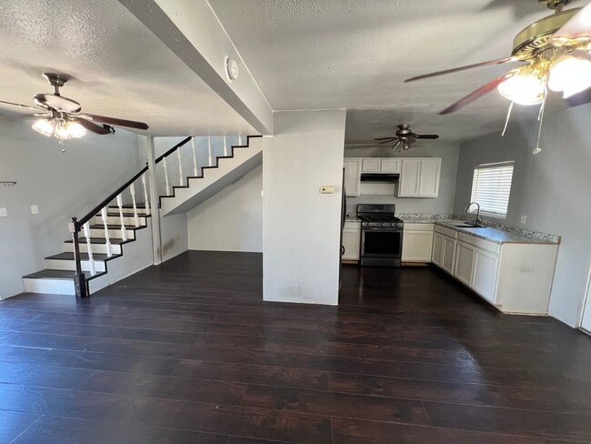Foto del edificio - 2 Story, 2 Bedrooms, 2 Bath home with larg...