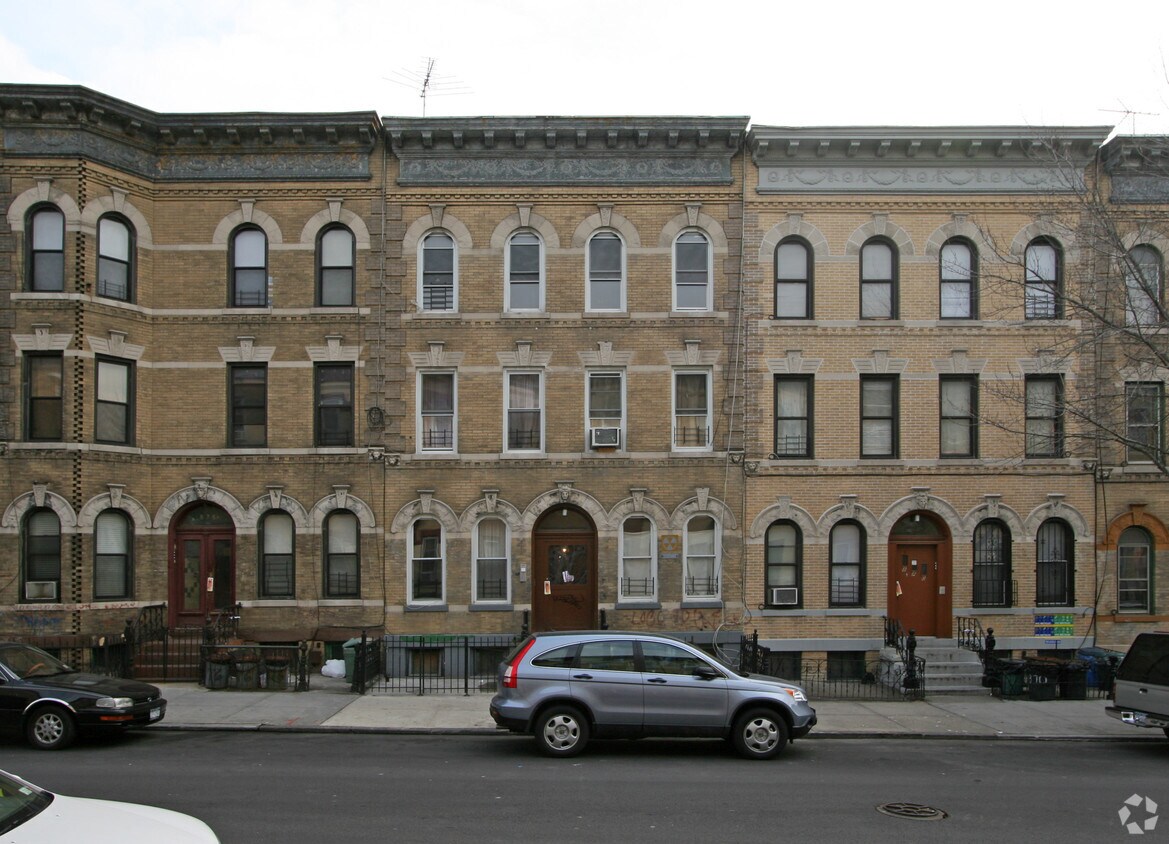 Building Photo - 872 Hart St
