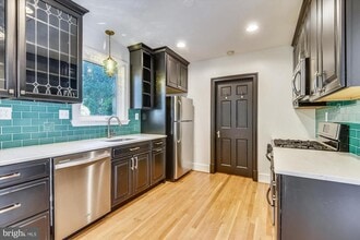 Building Photo - 400 Meadow Ln