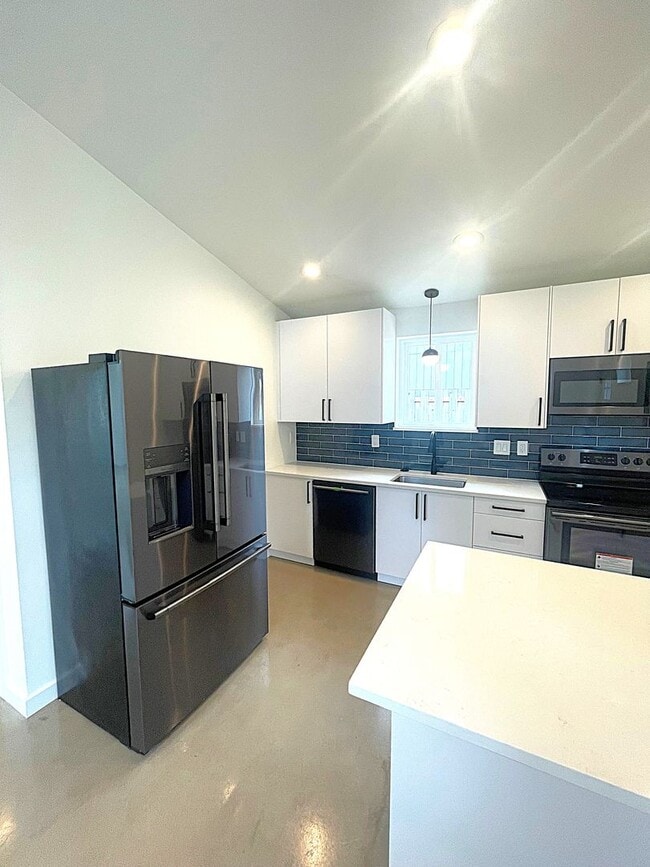 Building Photo - Brand New - 2 bedroom, AC, Full Kitchen, L...