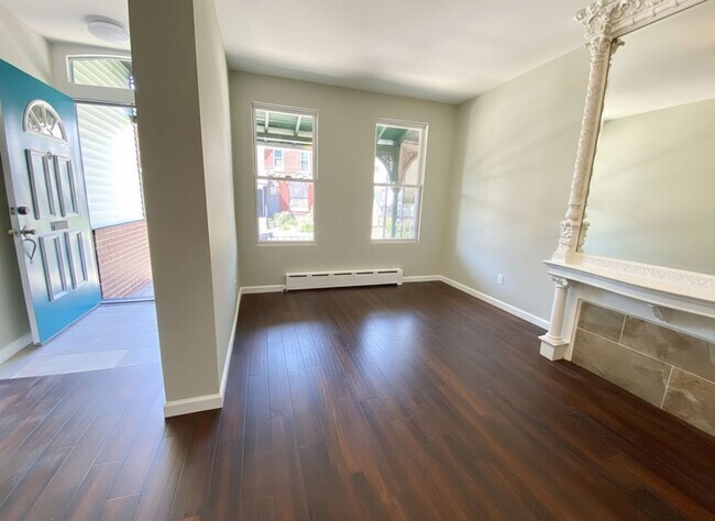Foto del edificio - Newly Renovated 3 Bed 2 and a Half Bath Av...