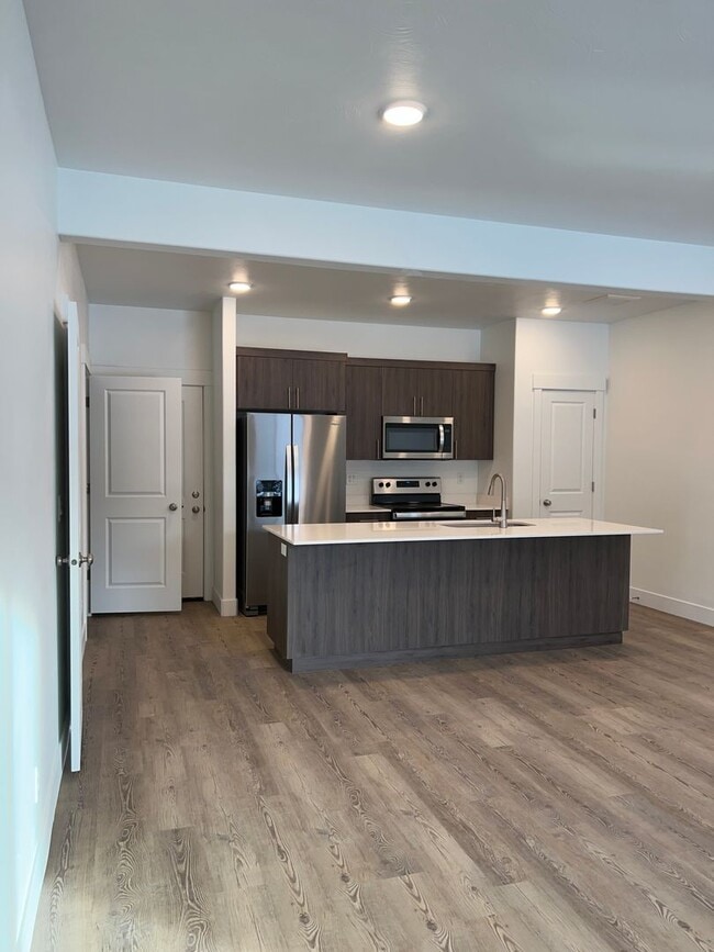 Building Photo - END UNIT - 3 BED 2.5 BATH LUXURY TOWNHOME ...