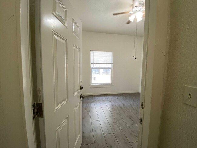 Building Photo - One Bedroom Apartment in Downtown Stockton