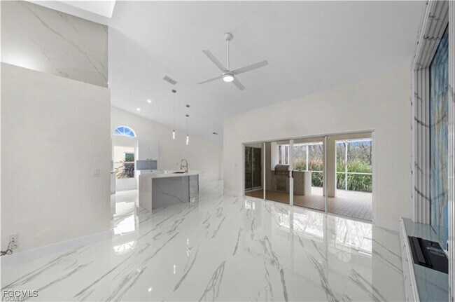 Foto del edificio - 3282 Sabal Springs Blvd