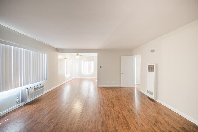 Foto del edificio - 14215 Sylvan St