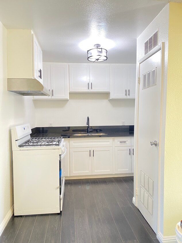 Primary Photo - 4807 W 17th St