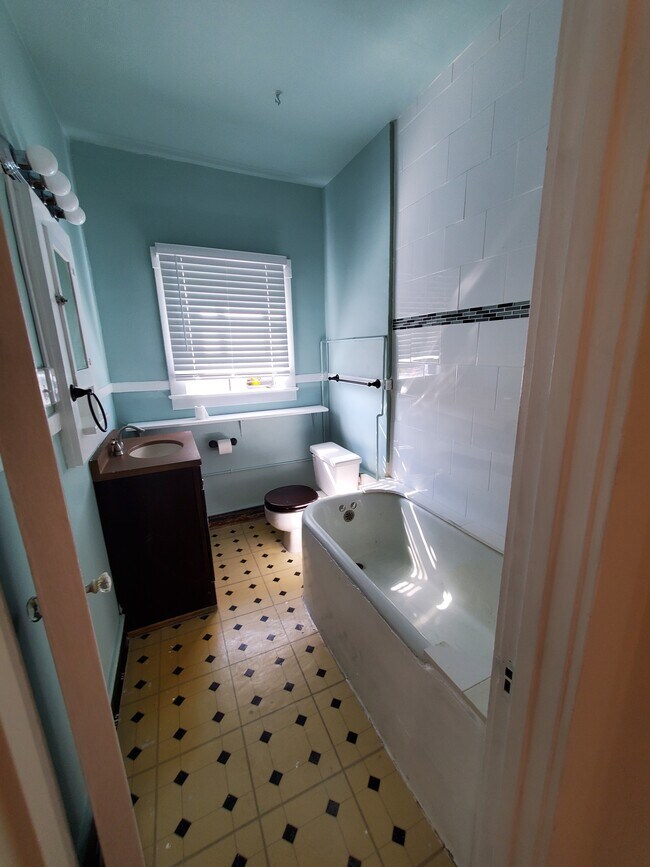 Bathroom clawfoot bathtub - 427 Burk St