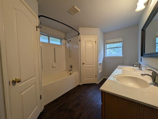 Foto del edificio - 717 Birch Brook Ln