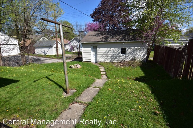 Building Photo - 3 br, 1 bath House - 901 E. Irvington