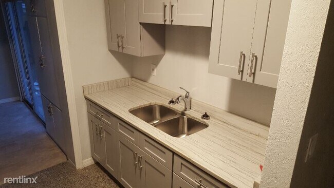 Building Photo - 3 br, 2 bath House - 607 E River Dr