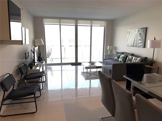 Foto del edificio - 17050 N Bay Rd