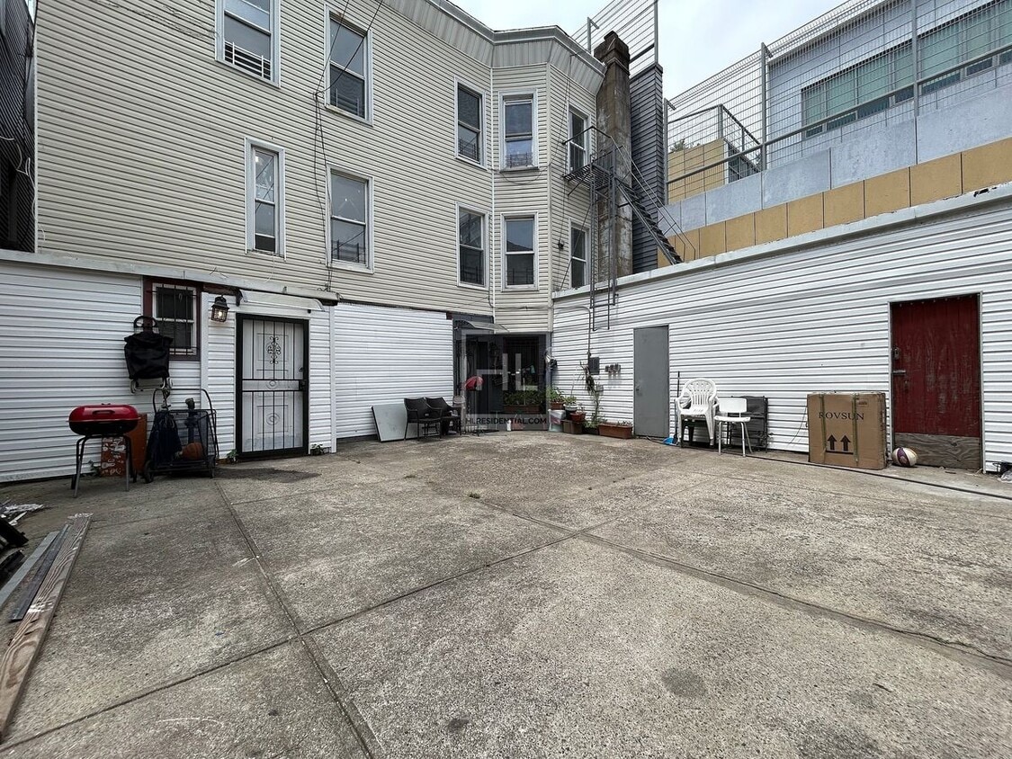 Primary Photo - W 15th St