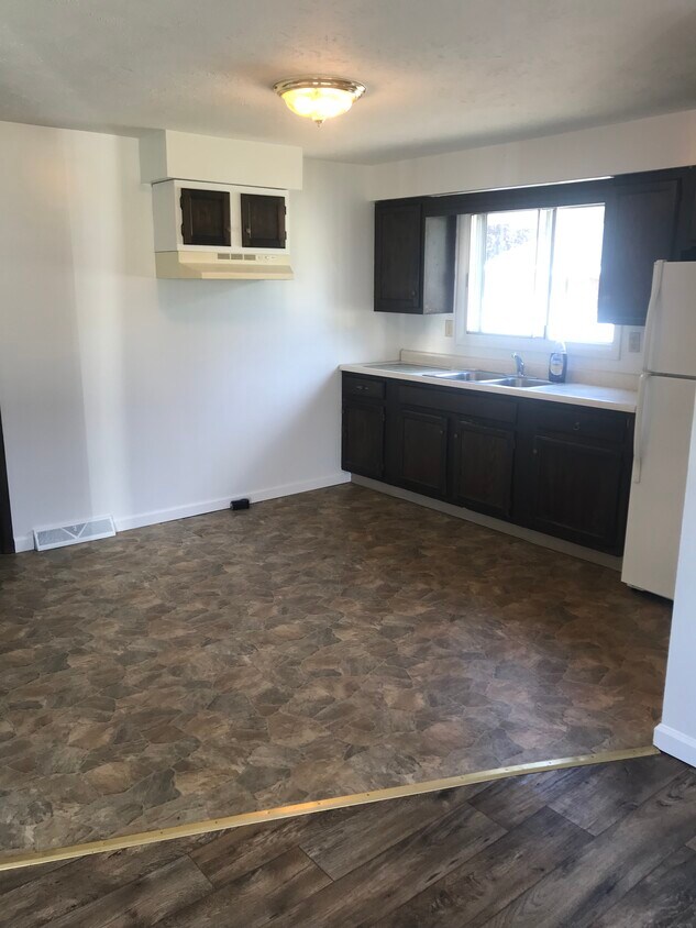 Kitchen - 130 Wildwood Dr