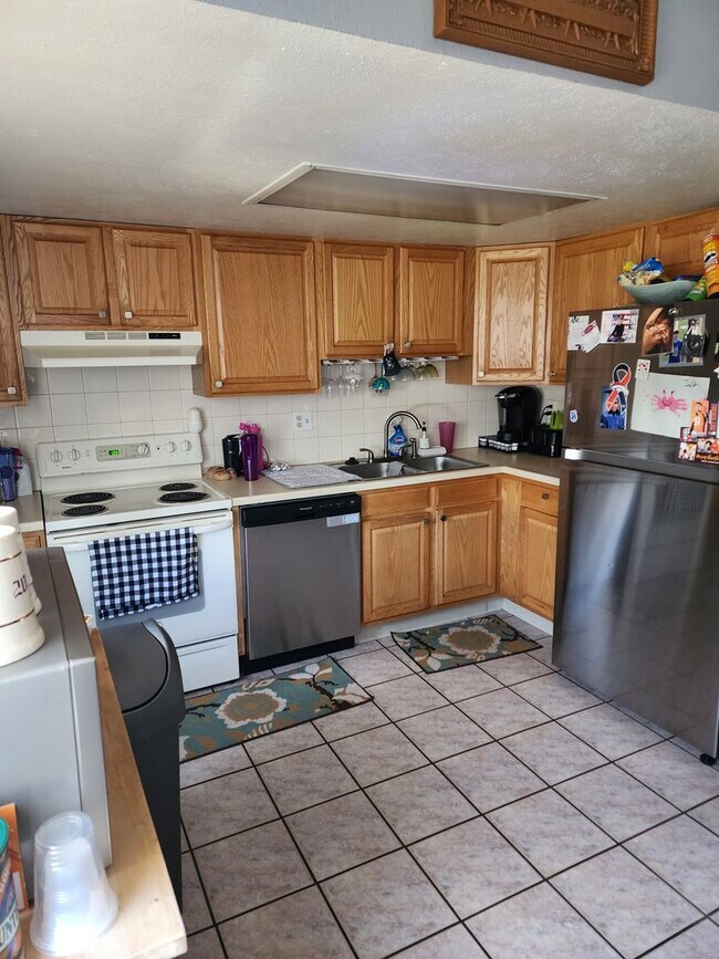 Foto del edificio - 4 Bedroom Tri-Level home in Westlake neigh...