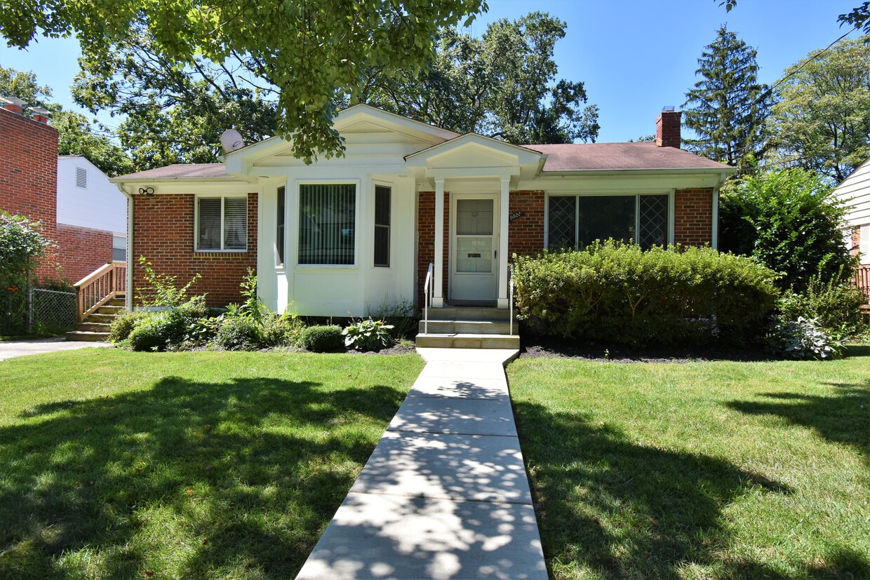 Primary Photo - Fantastic 4 Bedroom, 3 Full Bathroom, Clos...