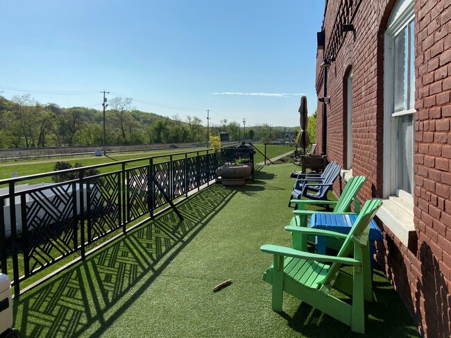 Balcony Over Riverfront Park - 1016 Jefferson St