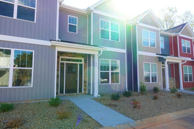 Building Photo - 142 Creekland Way