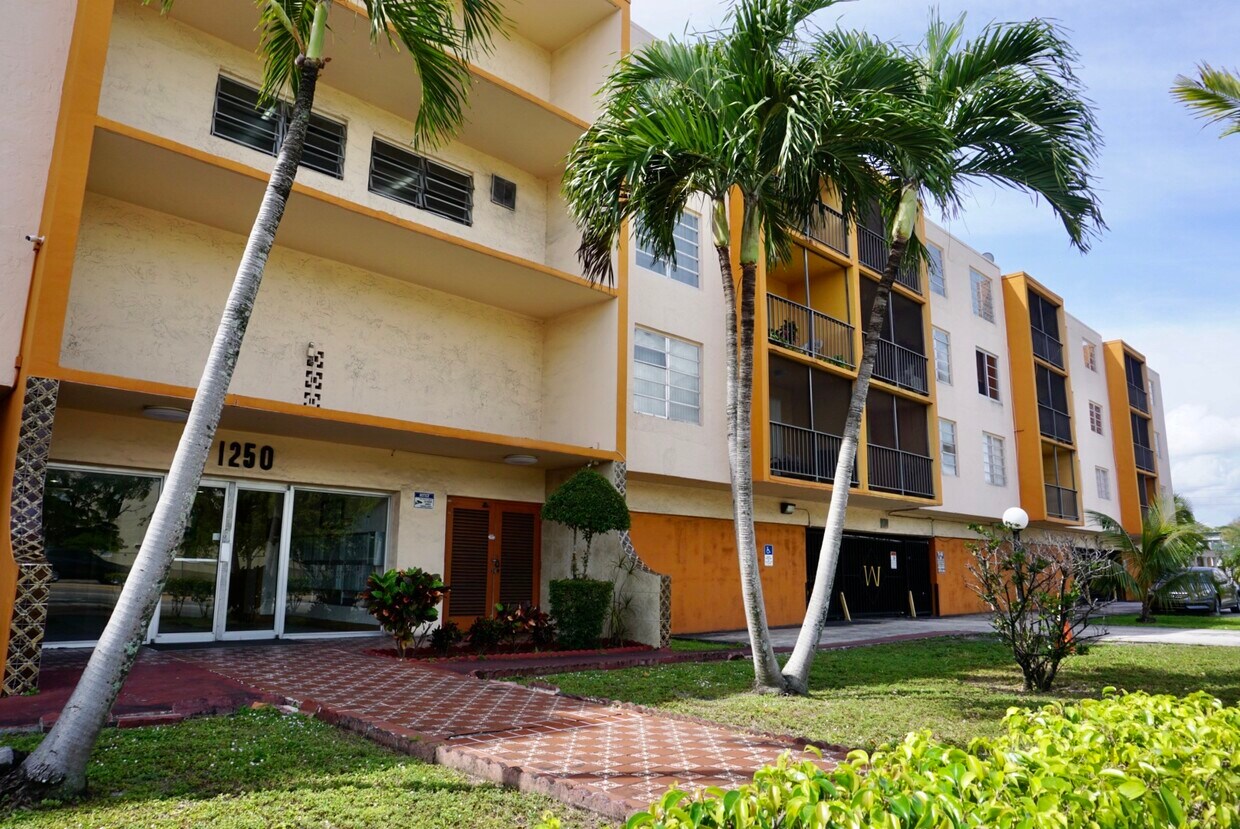 Foto principal - 1250 NE 125th St
