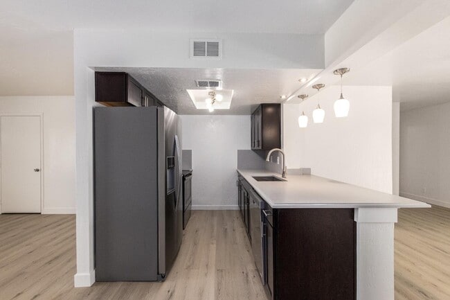 Building Photo - 302 W Kristal Way