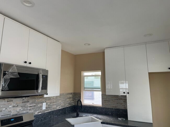 Kitchen - 340 Sespe Ave