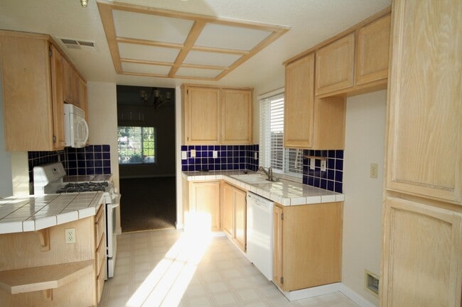 Building Photo - Charming 3Br/2BA/ 1444SF Available Now! Te...
