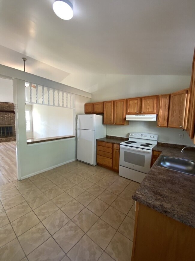 Foto del edificio - 121 Pine Crest Dr