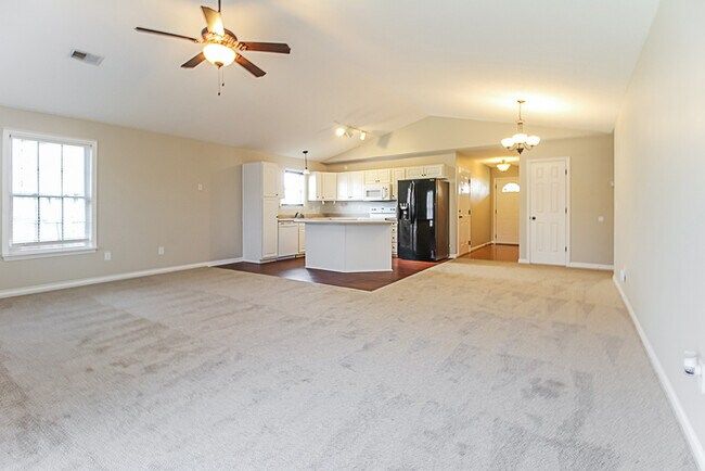 Building Photo - Charming Three Bedroom