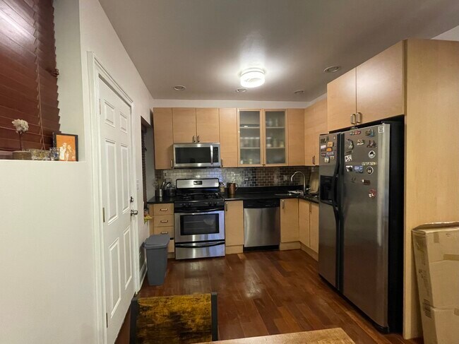 Kitchen - 7206 N Wolcott Ave