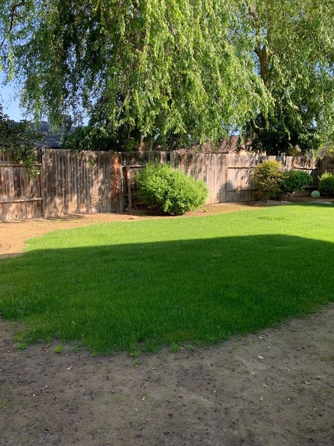 Building Photo - Campus Park Home