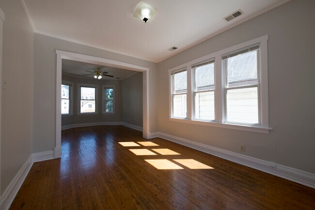 Foto del edificio - 3130 N Bernard St