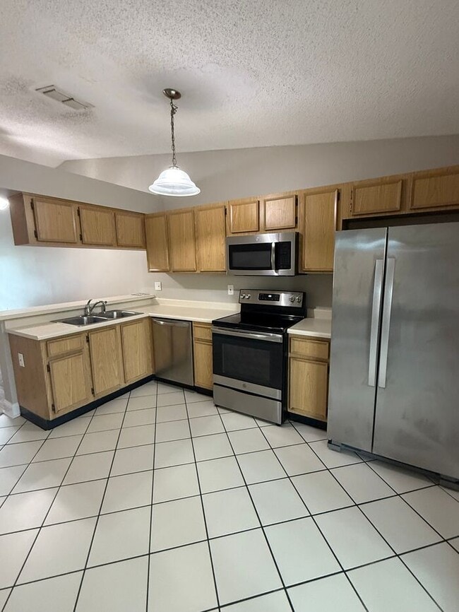 Building Photo - Charming 2 bedroom, 2 bath Home HEATHER LAKES