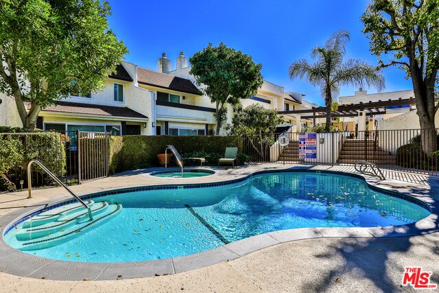 Piscina y spa - 4321 Matilija Ave