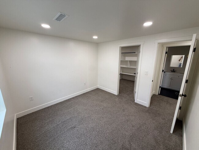 Foto del edificio - 8285 Lakeshore Dr